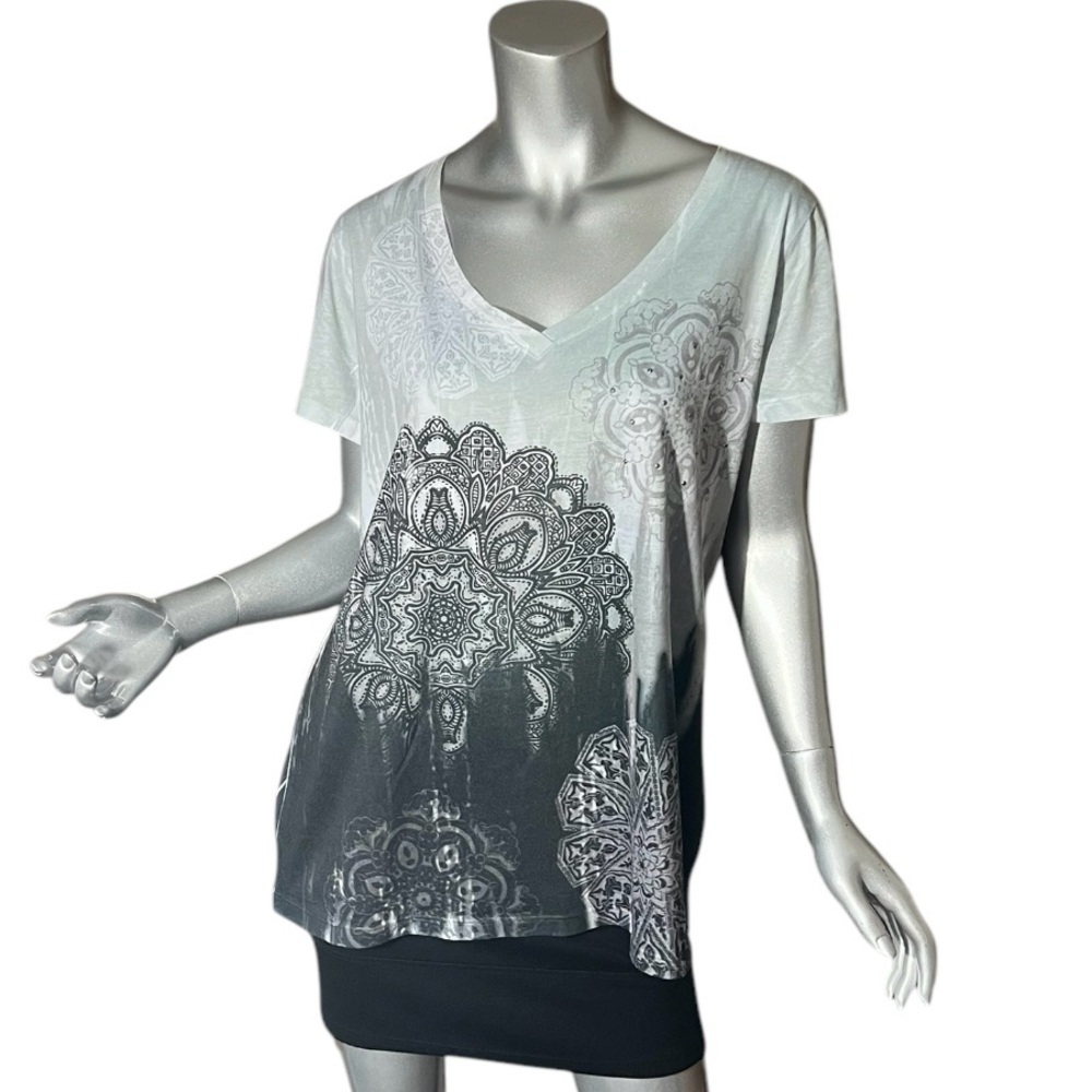 APPROPRIATE BEHAVIOR Women’s XL V Neck Mandala Graphic Print Tee Grey Black